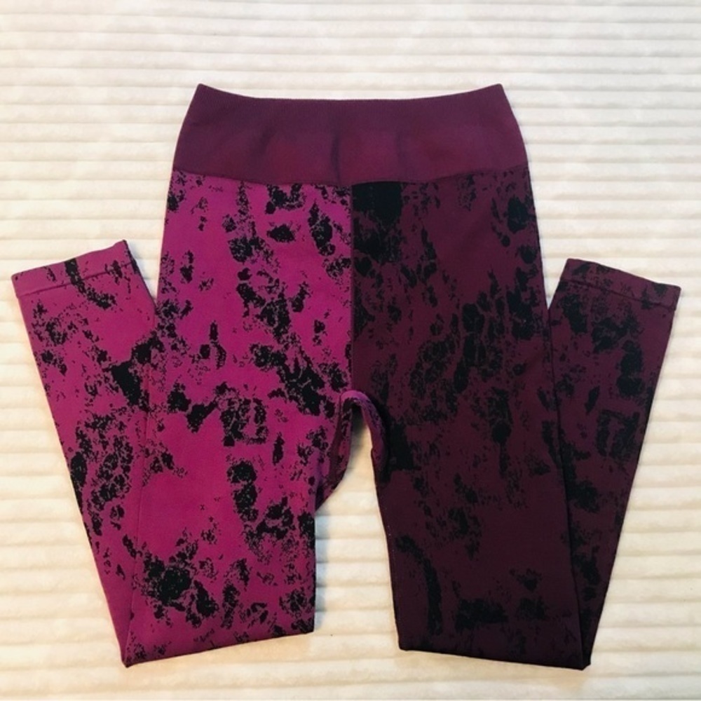 Fabletics Ultra High-Waisted Seamless Marble 7/8 Plum Perfect/Multi Size Small - Picture 4 of 6
